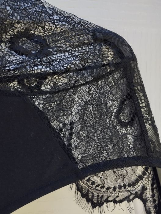Sukienka mała czarna z koronką