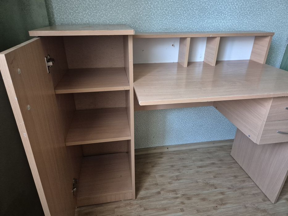 Письмовий стіл з тумбою