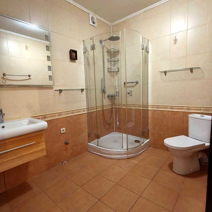 Таунхауз 196м2 з ремонтом та вбудованим гаражем. Ділянка 3 сотки. Газове опалення, свердловина. 3  спальні. с. Мархалівка (поруч Глеваха, Іванковичі)