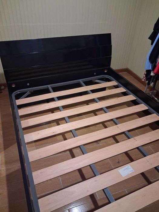 Cama de casal em bom estado