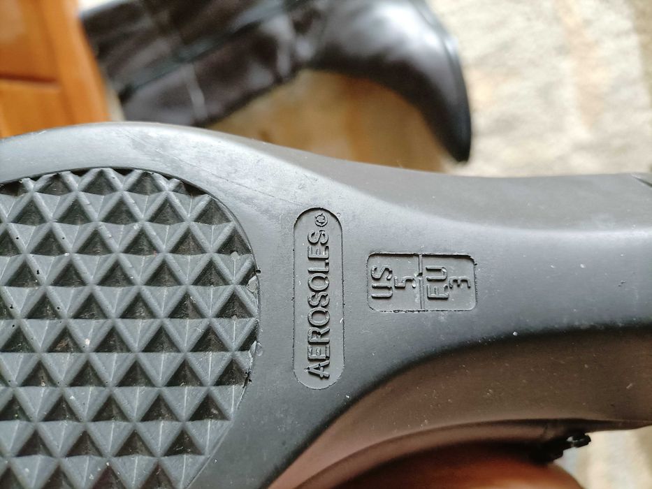 Bota preta alta número 36.