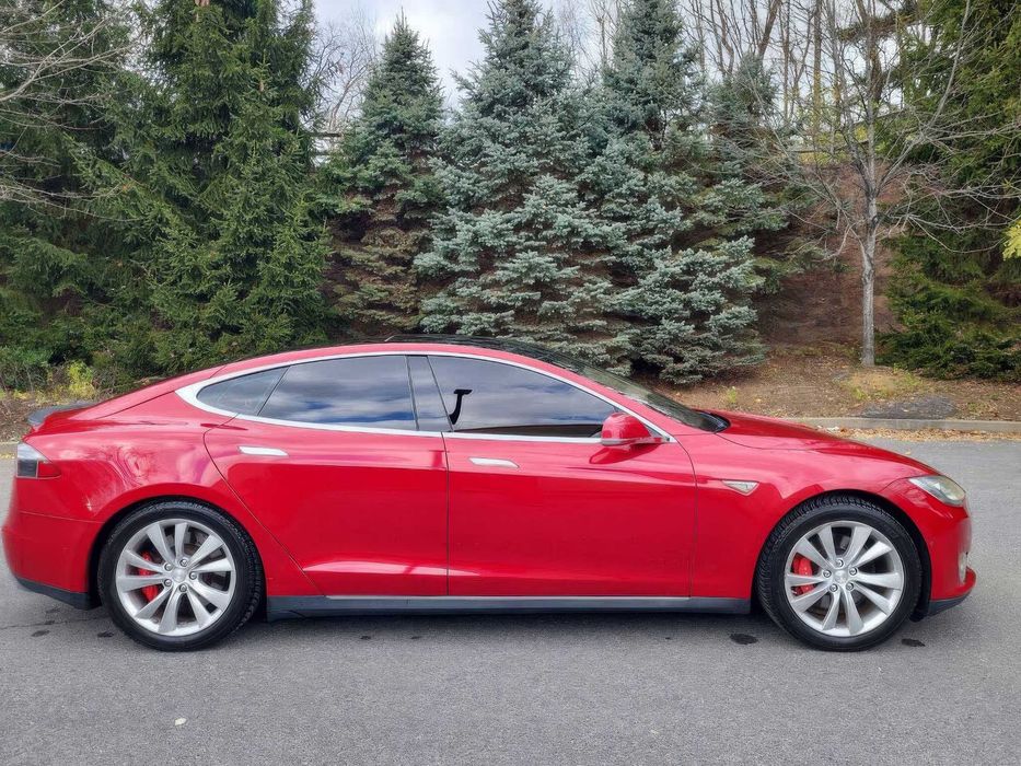 Tesla Model S P85D      2015