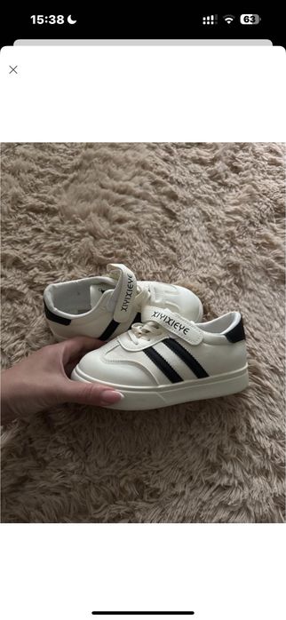 Білі дитячі кросівки