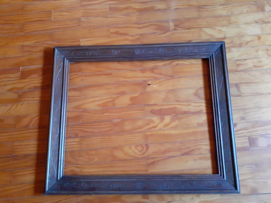 Tela, o amor é um pássaro verde num campo azul no alto da madrugada.