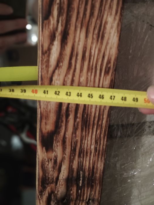 Duże lustro w drewnianej ramie