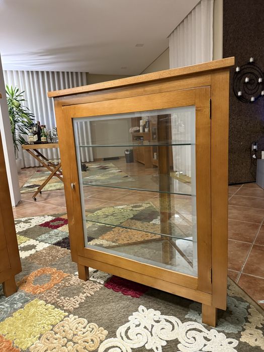 Vitrines em madeira