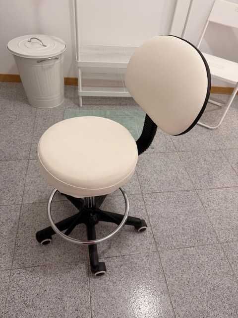 Cadeira com Base Cromada, 5 Rodas e Elevação Hidráulica | Esteticistas, Massagistas, Tatuadores...