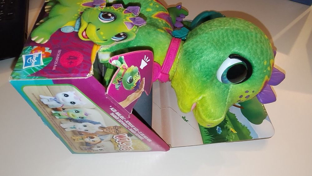 Interaktywny dinozaur na smyczy od Hasbro, 4+ lat