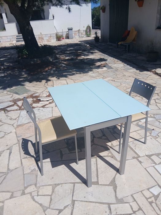 Conjunto de mesa de apoio com 2 cadeiras