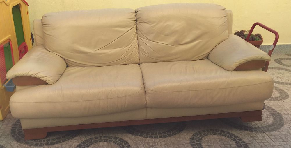 Sofá em pele creme