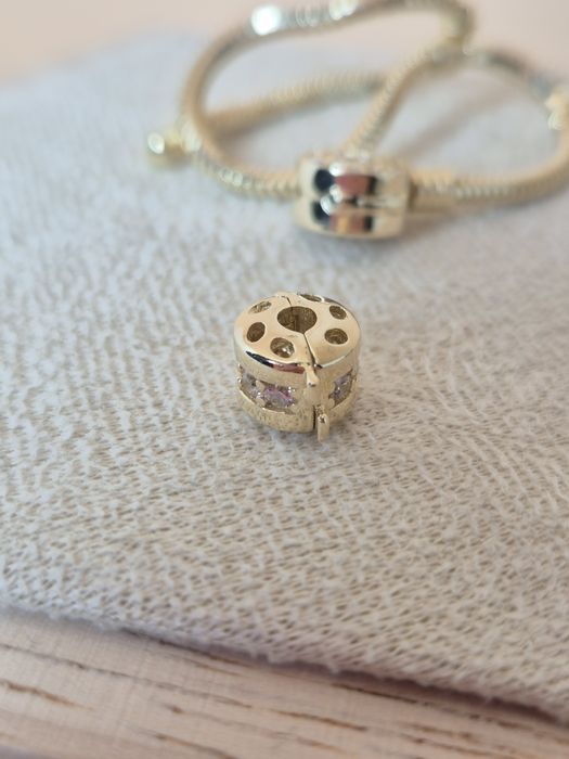 Złoty charms Stoper okrągły z białymi cyrkoniami 585