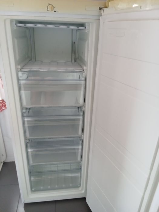 Arca vertical em bom estado