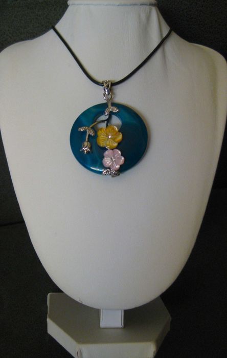 Colar c/ Pendente em Pedra Natural Azul e Flores em Porcelana NOVO