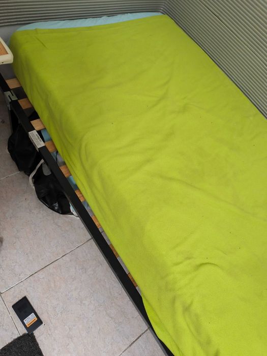 Cama solteiro e brinquedos