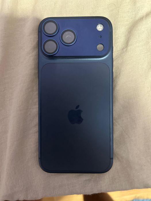 Título: iPhone 17 Pro Max 256GB Azul  1 mês de uso – 100% bateria + caixa  Preço: 1.180 €  Descrição: Vendo iPhone 17 Pro Max 256GB, cor Azul,