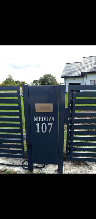 Słupek multimedialny bramy ogrodzenia