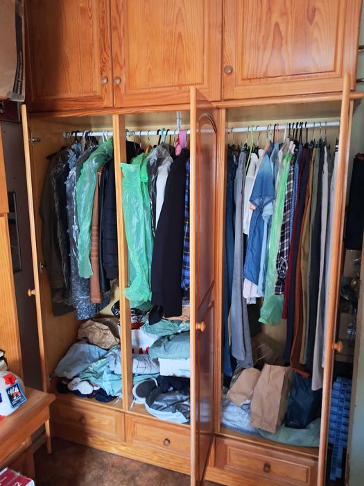 Roupeiro com 3 portas, em madeira maciça.