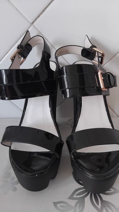 Женские босоножки