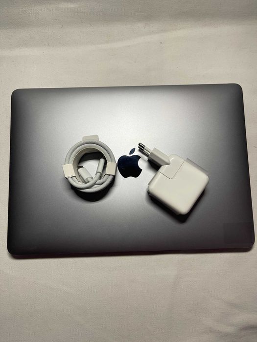 MacBook Air 13" 256gb (M1, 2020, 84%АКБ) a2337