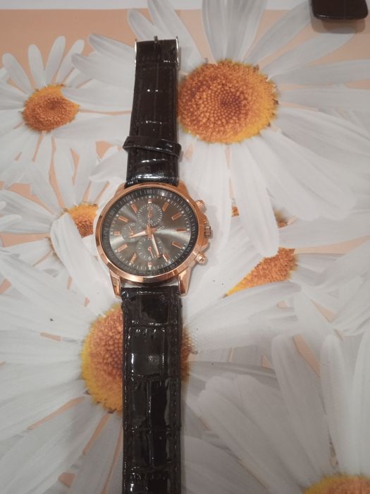 Продам наручные часы ,,Avon