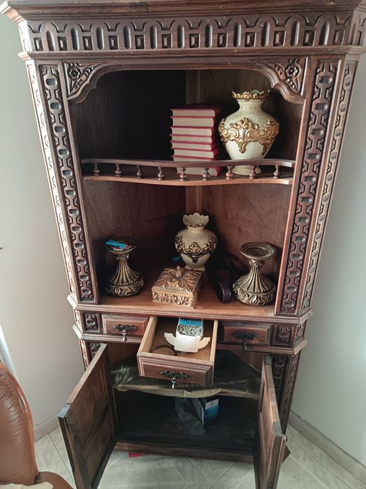 Movel antigo de madeira castanho trabalhado com relevos na madeira