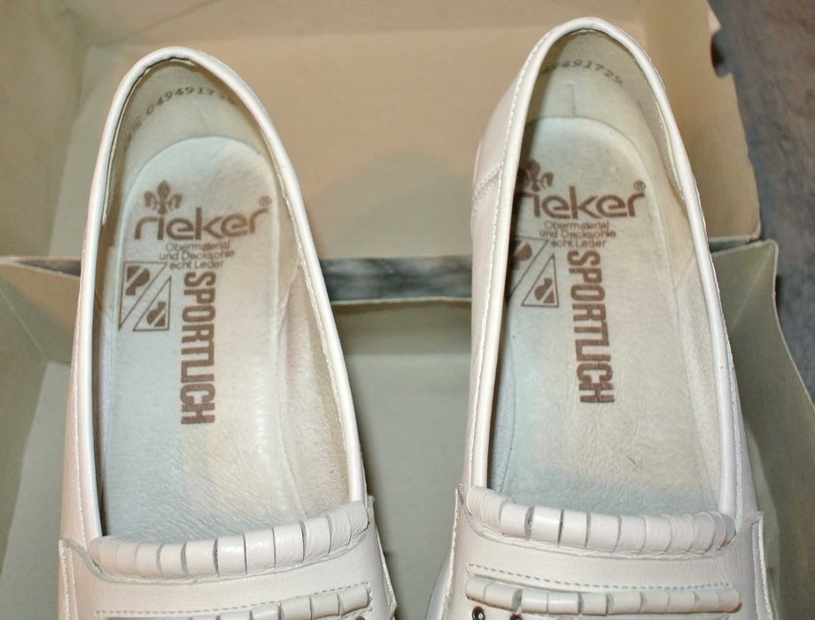 Mokasyny damskie marki Rieker w kolorze białym