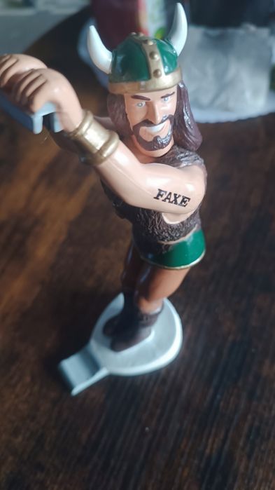 Figurka wikinga służąca za uchwyt do puszki