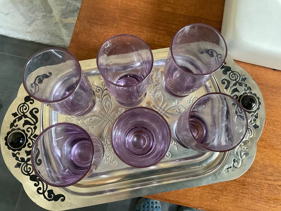 Набір рюмок на підносі