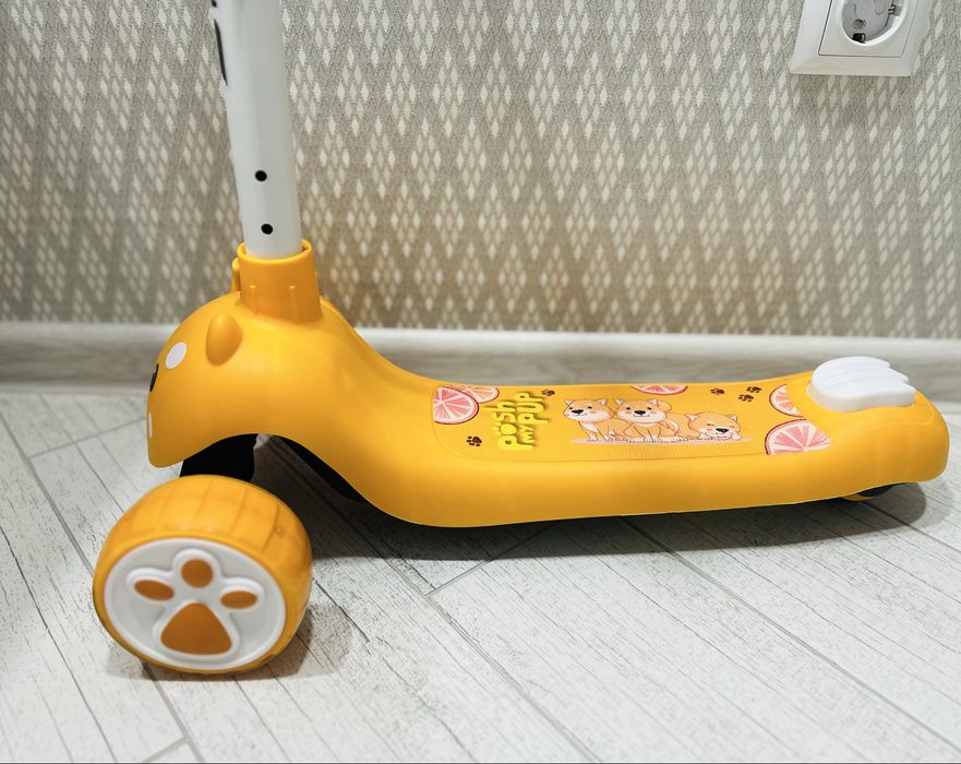 Продам гарний яскравий самокат