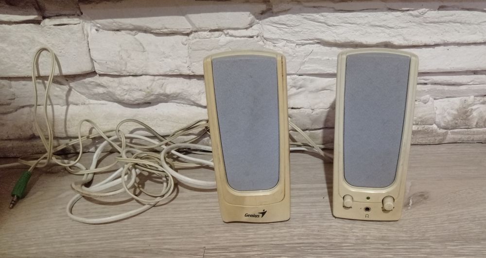 Колонки разные 200,300 и 700.Машина От батареи,сети,Флешка,радио.