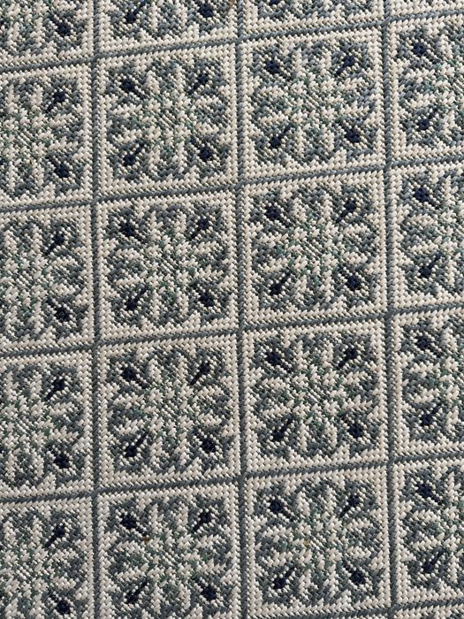 Tapete azul e branco com flores