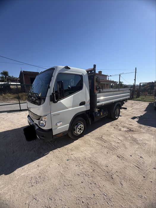 Mitsubishi Fuso 2023 com báscula