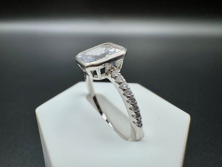 Srebrny pierścionek z 17 cyrkoniami, 925, waga: 2,38g, rozmiar: 14