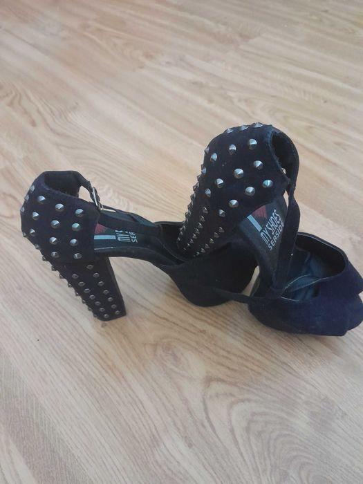Sapatos de salto alto