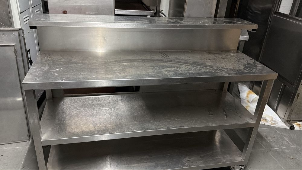 Balcão em inox com prateleira e dois niveis de tampo