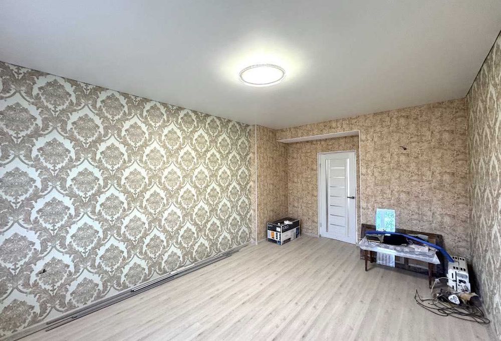 продаж 2 кімн сталінки Садова 2 поверх ремонт,гараж,закритий двір