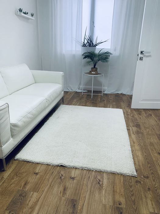 Коврик Білий дуже приємний на дотик.