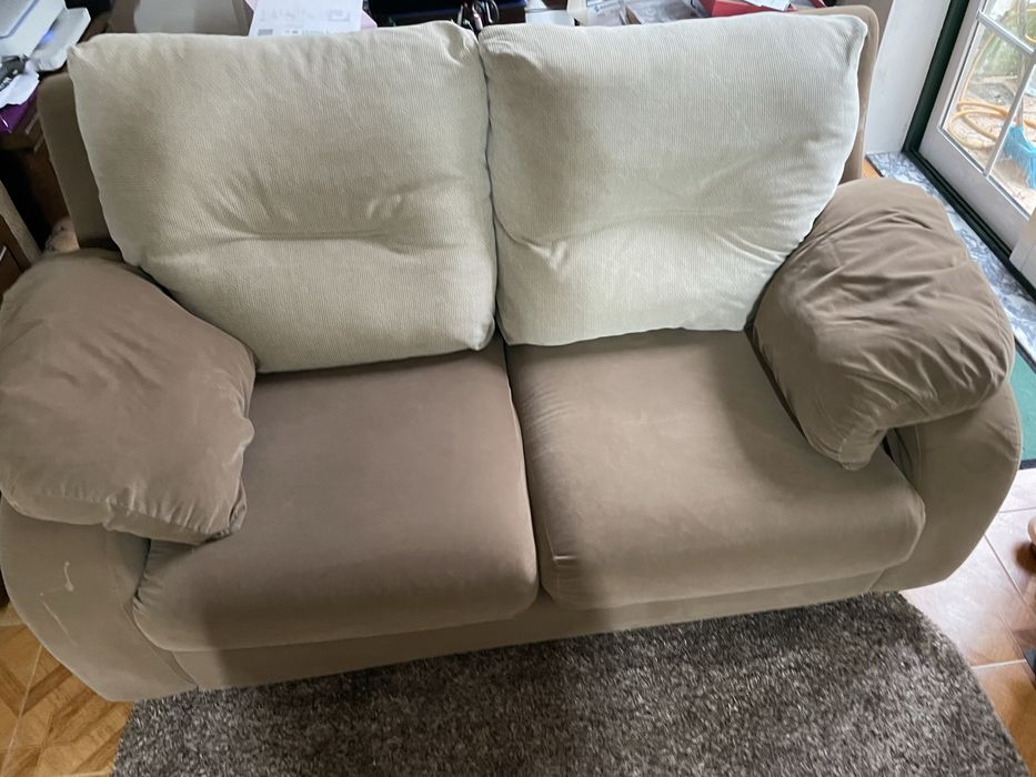 2  sofas de tres lugares em bom estado