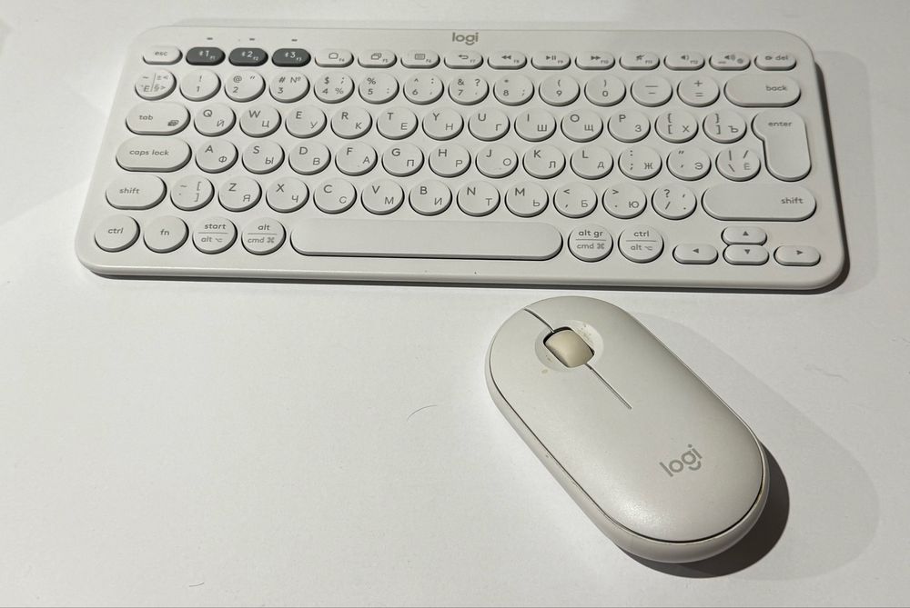 Набір Logitech :бездротові клавіатура на мишка білі