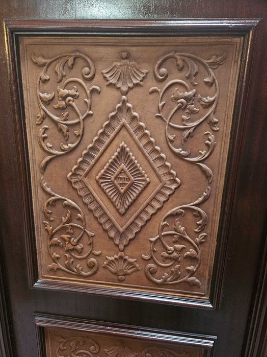 Armário de duas portas em madeira - Bom estado geral