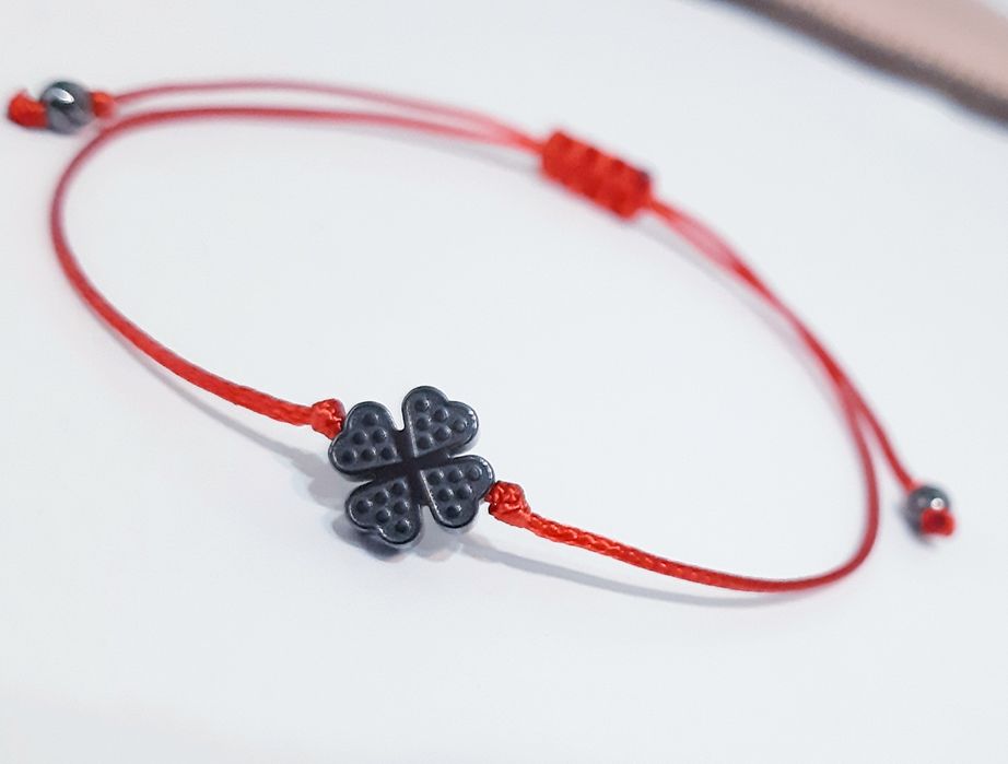 Bransoletka z koniczynką z hematytu czerwona nitka na szczęście