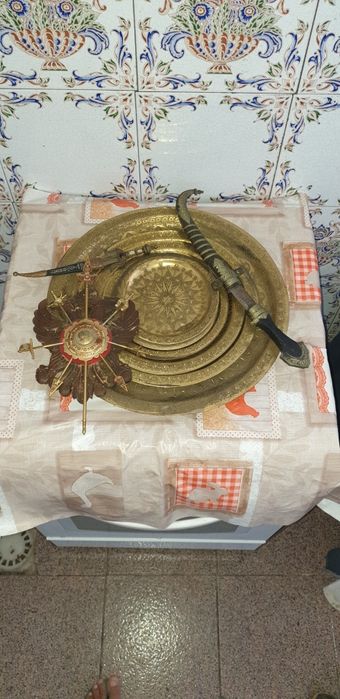 Marroquinaria já muito antiga . Pratos de cobre e facas marroquinas