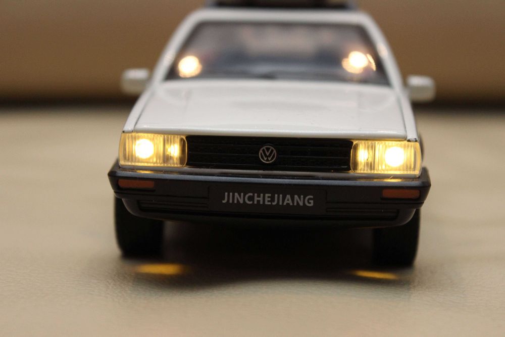 Model samochodu jak VW Passat B2 Santana 1:32 światła dźwięk