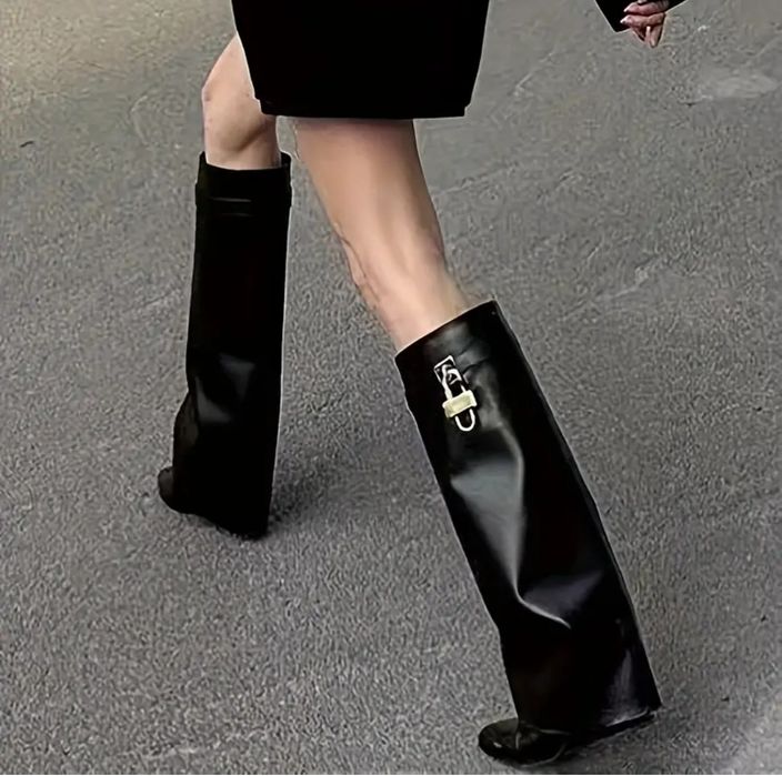 Високі чоботи з загостреним носком