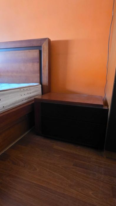 Cama de casal com mesas de cabeceira + colchão incluído