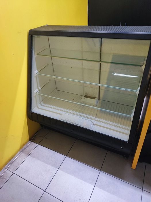 Холодильна вітрина Умка.