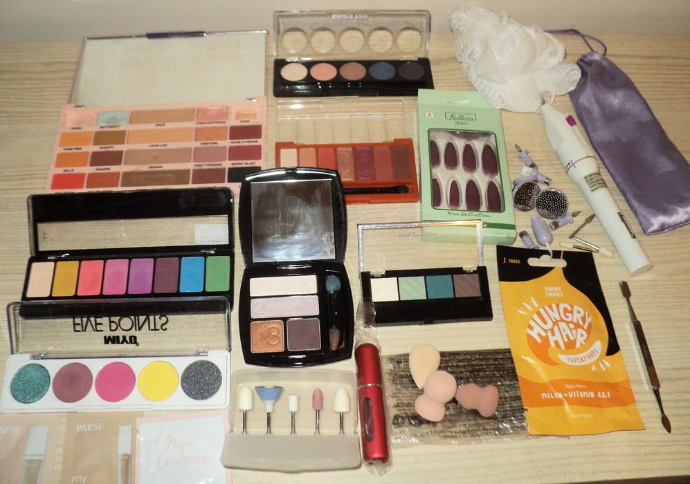 Zestaw różności dla kobiet, kosmetyki i inne przydasie