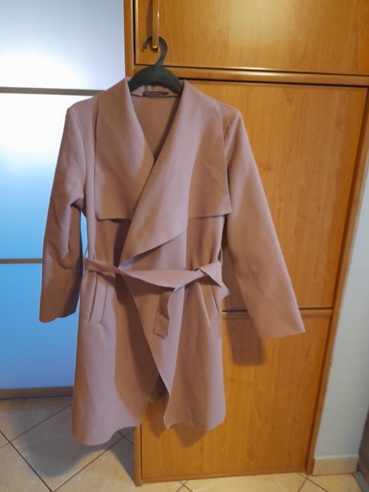 Sprzedam płaszcz,  narzuta bez guzików,  przewiązywany paskiem.