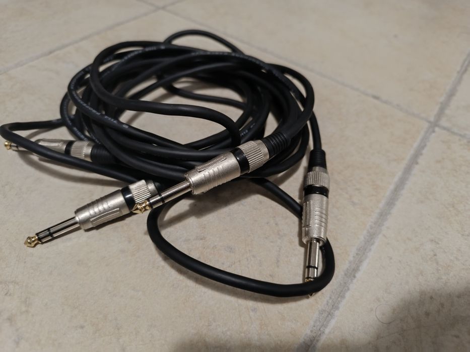 Cabos XLR ; RCA ; MIDI ; jack
