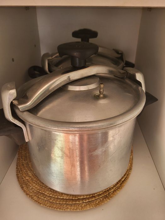 Panelas de pressão de 6 litros cada